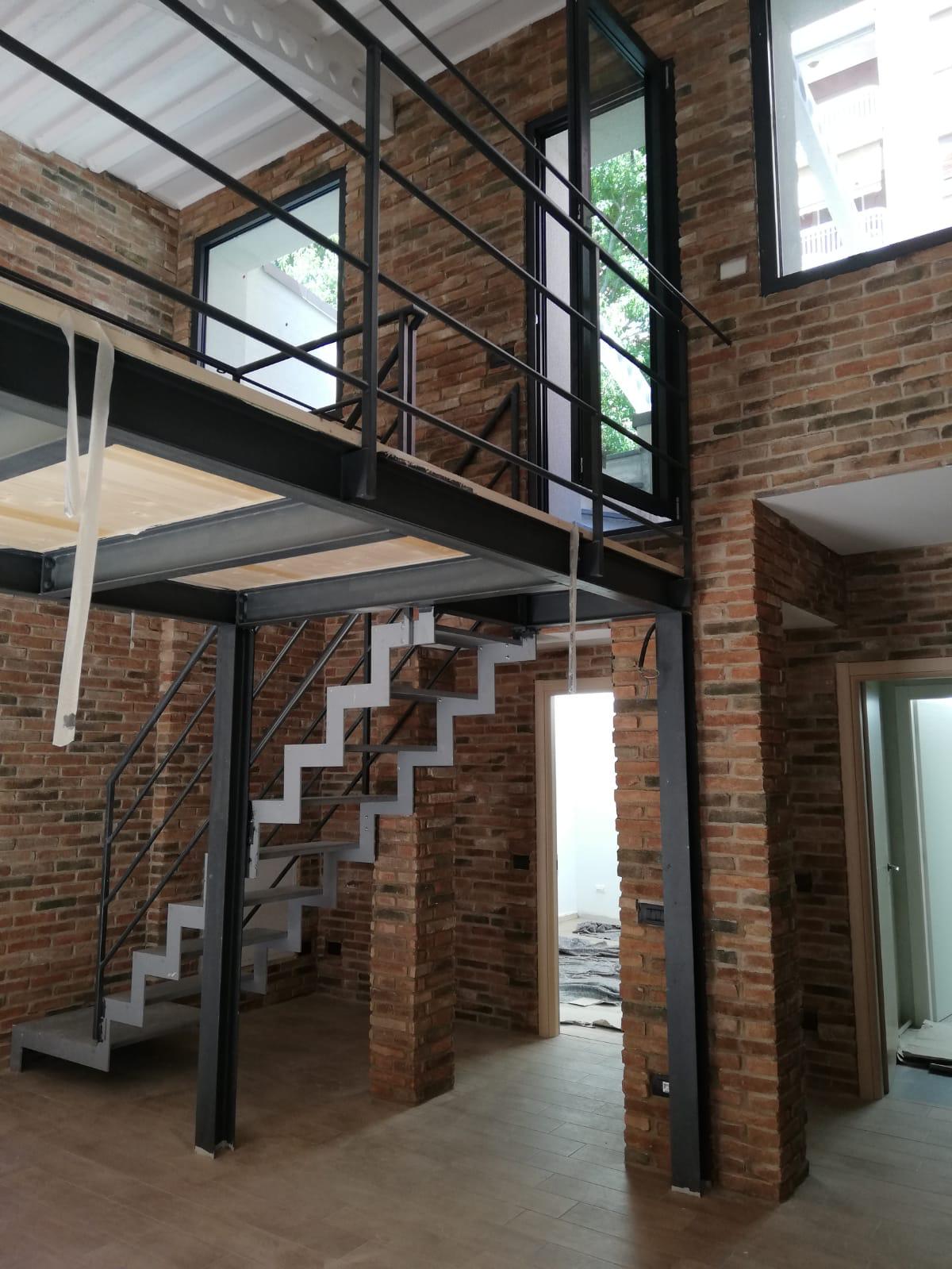 Interno loft con Geopietra modello Mattone Padano MR02 a Milano